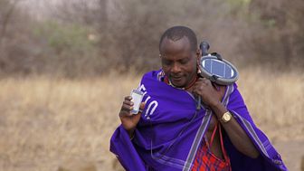 Massajer i Tanzania har testat HiNations solcellsladdare