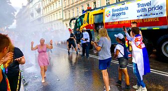Vattensprutande brandbil från Swedavia Airports i Prideparaden 6 aug 2018 - Pride