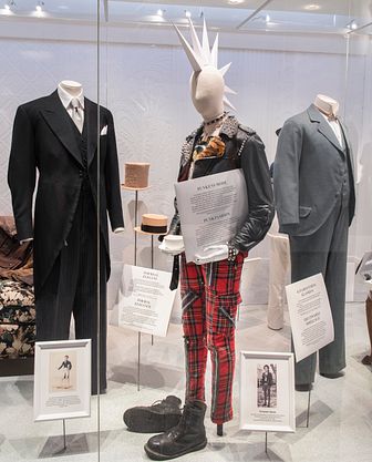Jackett, kostym och punk ur utställningen British så in i Norden på Nordiska museet.