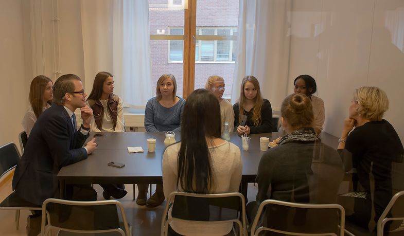 Prins Daniel samtalar med elever vid Carlforsskas Ekonomi- och Handelsskola
