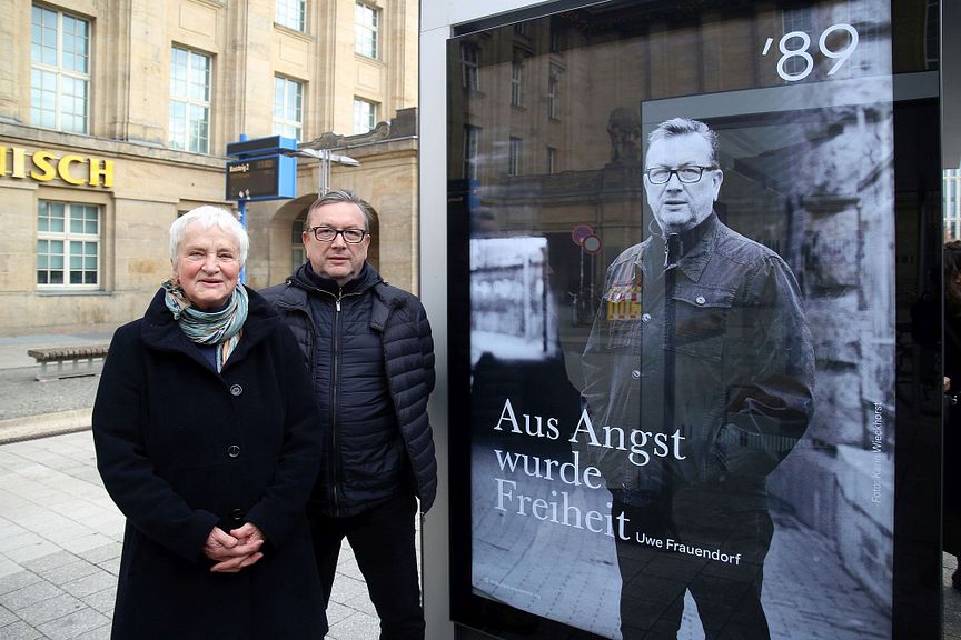 Karin Wieckhorst und Uwe Frauendorf vor einem Plakat der Kampagne "’89. Freiheit zur Veränderung. Menschen in Leipzig" 