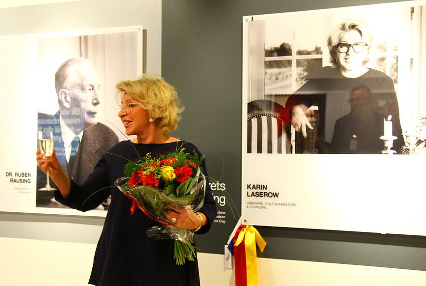 Karin Laserow vid sitt foto