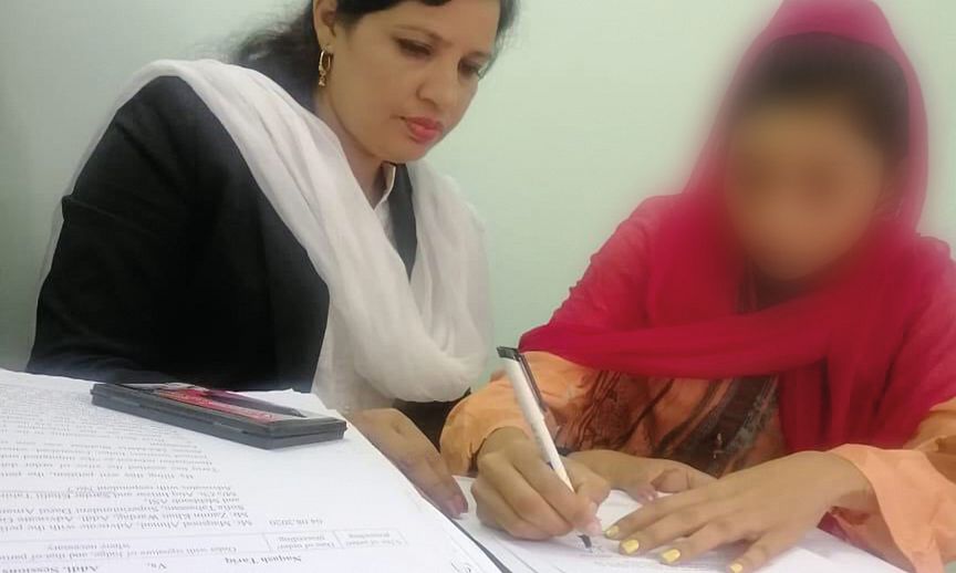 2022 Tillsammans med advokat Sumeira Shafique signerar Maira Shahbaz en begäran om att upphäva sitt tvångsäktenskap. Foto Human Friends Organization och SAI.jpg