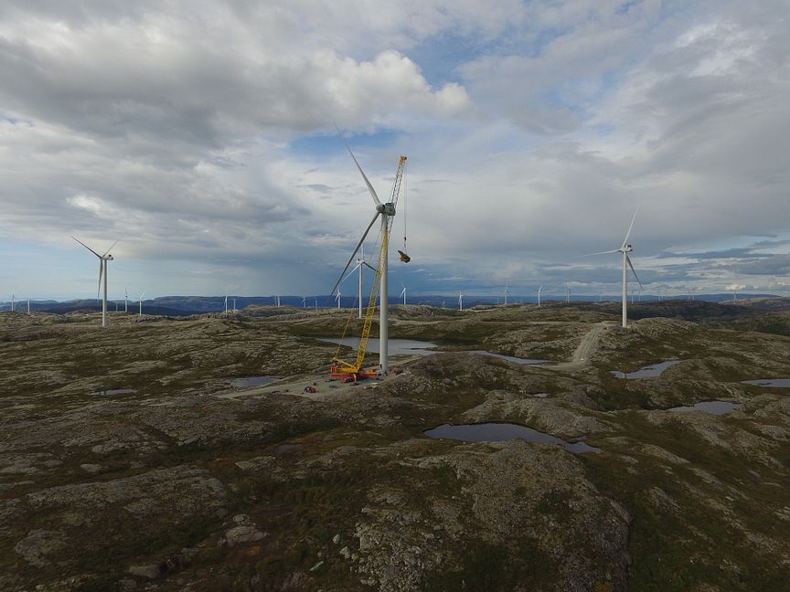 Montering av siste turbin i Storheia vindpark