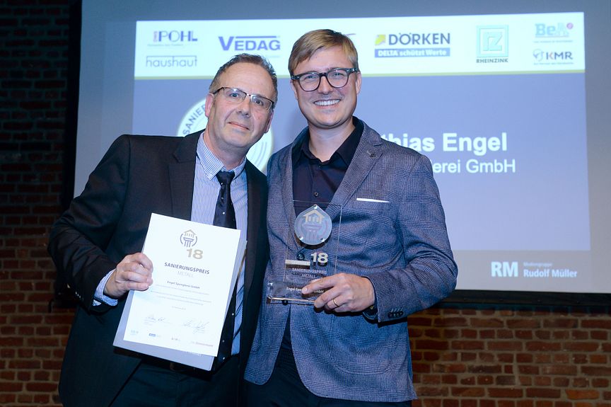 Den Sanierungspreis 18 in der Kategorie Metall gewinnt die Engel Spenglerei aus dem bayerischen Fuchstal-Leeder mit der Dachsanierung des Altenwerk Marthashofen. 