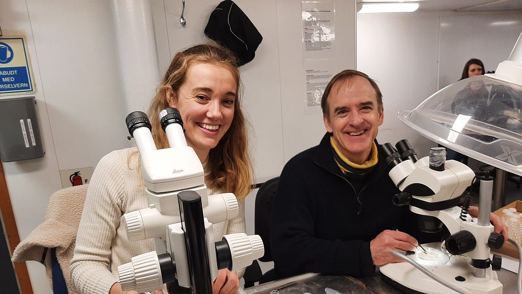 Frida Cnossen in the research vessel laboratory together with her supervisor at Akvaplan-niva, Paul Renaud. (Photo: Eva Leu/Akvaplan-niva).