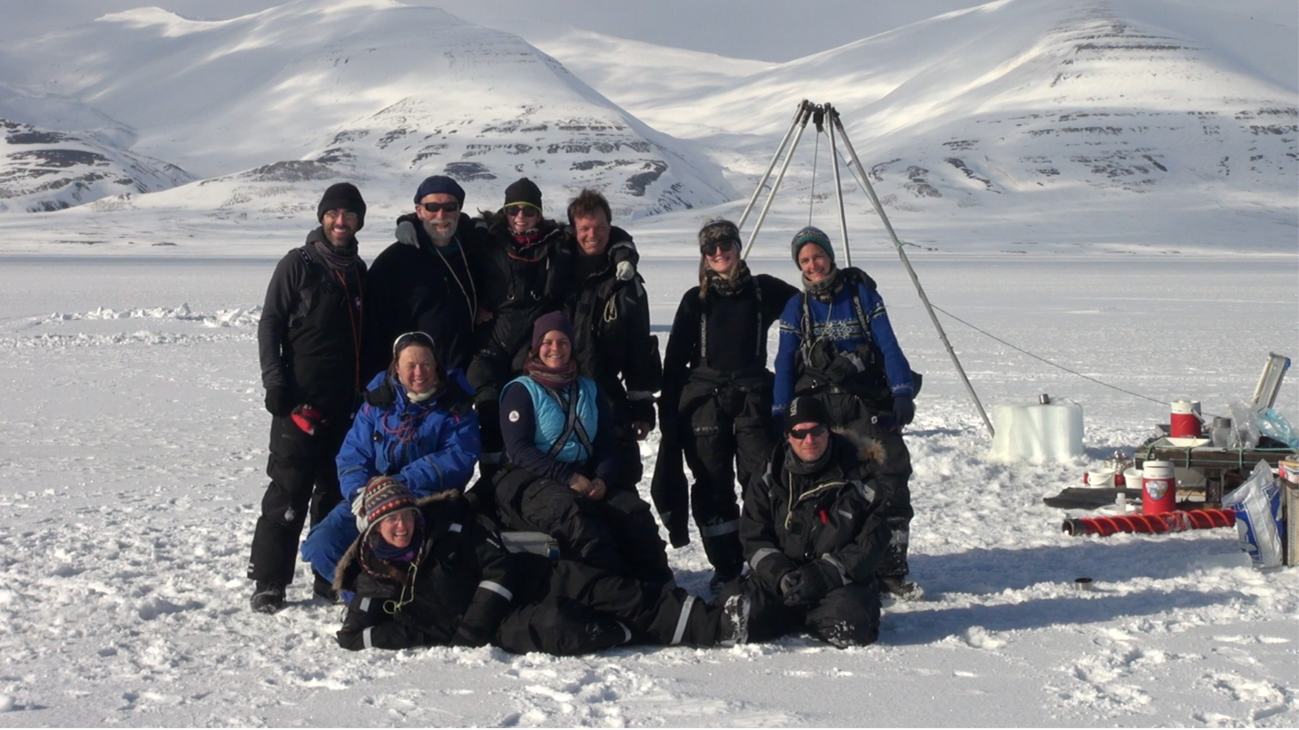 FAABulous teamet på feltarbeid i Van Mijenfjorden, april 2017. Eva Leu i front (Foto: Thomas Brown)