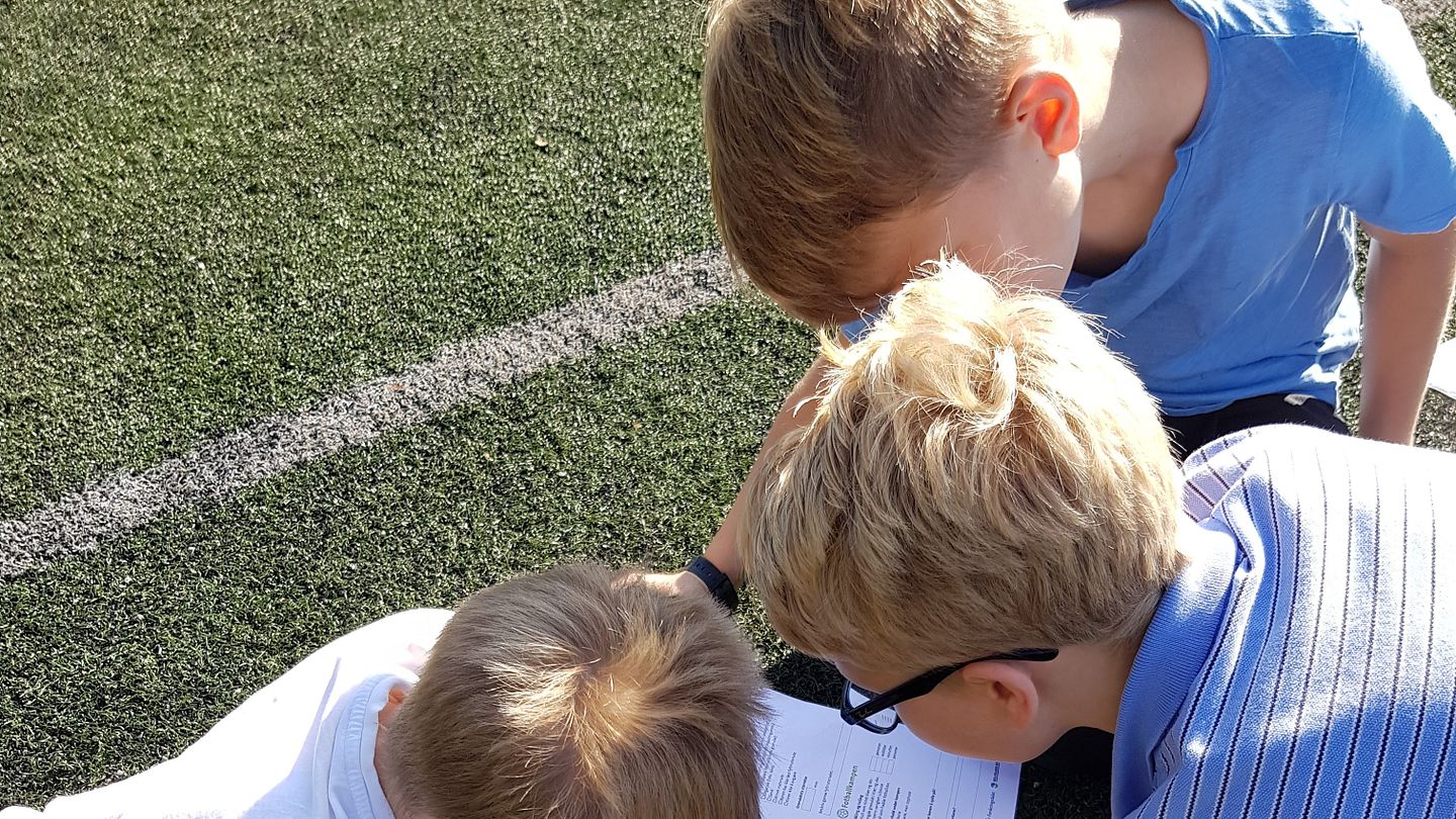 Elever ved Slåtten skole sjekker granulat på fotballbanen (Foto: Lillian Helleseth Furnes)