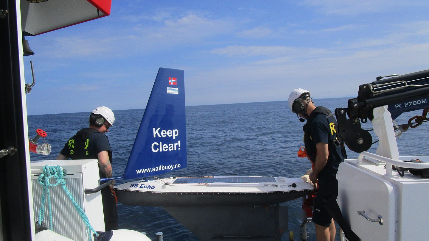 Sailbøyen settes ut (Foto: Offshore Sensing).