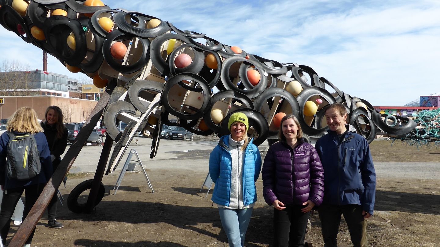 Foto (fra venstre): Vilma Havas (Nestleder  Nordic Ocean Watch), Claudia Halsband (Akvaplan-niva) og ICE-9 kunstner Valentin Manz.