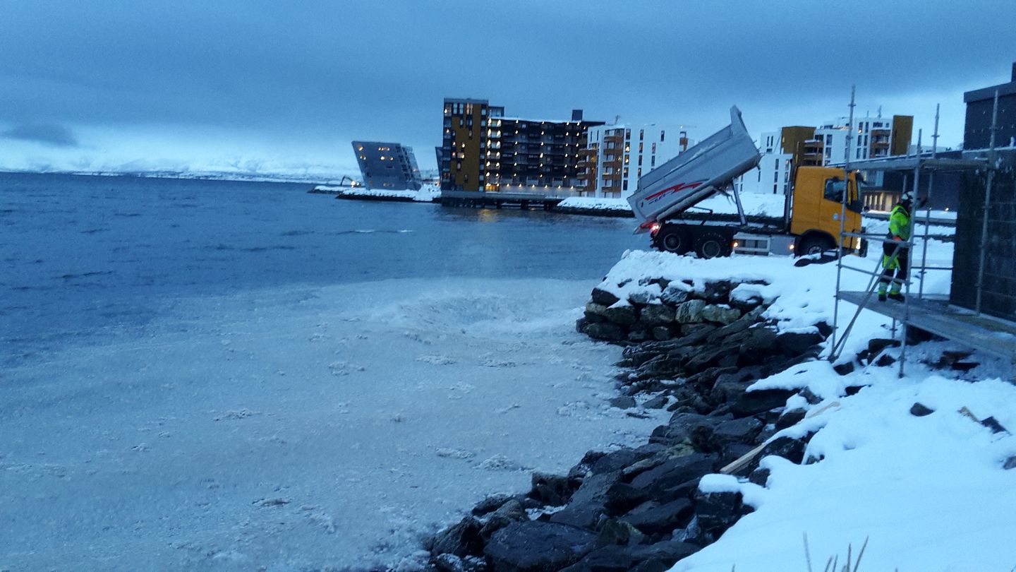 Sørøst på Tromsøya har en ny bydel erstattet de grunne sjøområdene i Tromsøysundet. Tidligere overvåkingsstasjoner for miljøtilstand er tapt (Foto: Lars-Henrik Larsen)