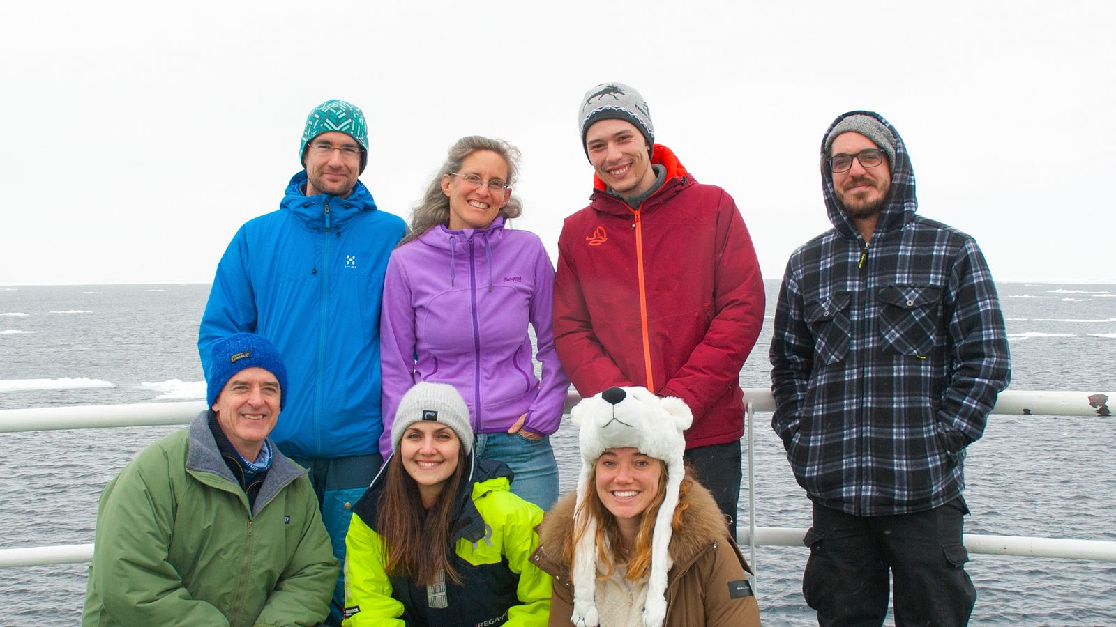 PolarFront gjengen fra Akvaplan-niva på tokt. Eva Leu (nr to fra venstre bakerst) er ekspert på alger