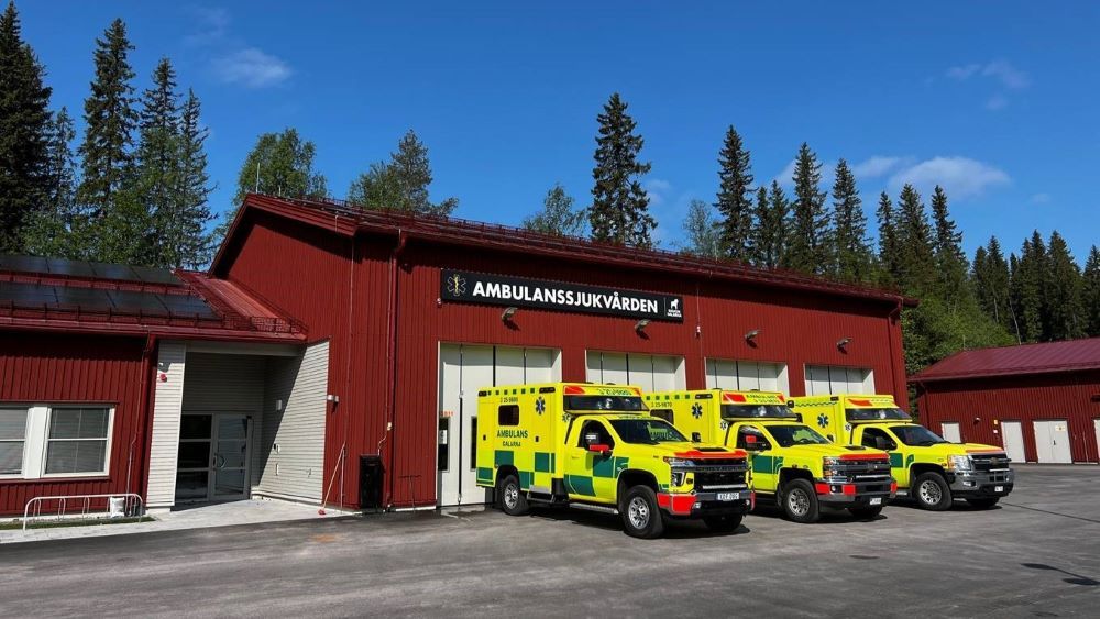 Tre ambulanser står utanför ambulansstationen i Sälen 