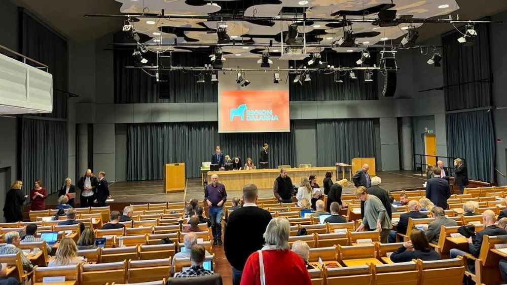 Syntolkning: Dalarnas regionfullmäktige sammanträder i Kristinehallen