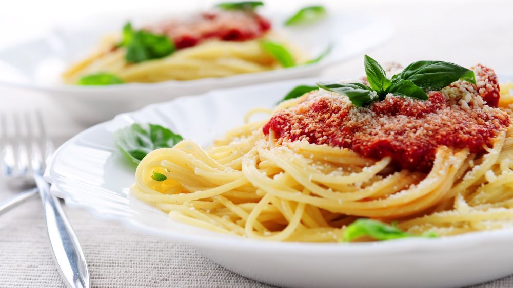 Syntolkning: tallrikar med pasta