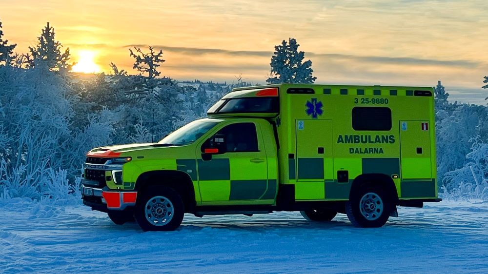 Syntolkning: Ambulans i vintermiljö.