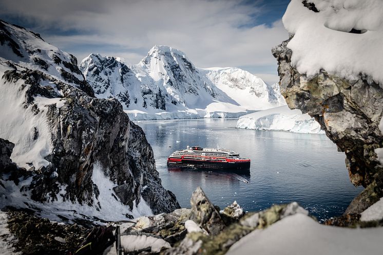 5__Antarctica DEC2021_MS Roald Amundsen_Photo Hurtigruten Expeditions_Oscar Farrera