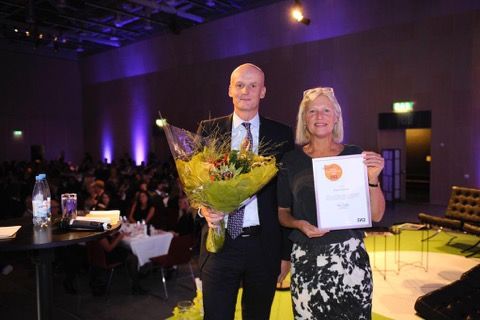 Peter Bodin och Lena Möllerström Nording tar emot priset Årets framtidsbyrå