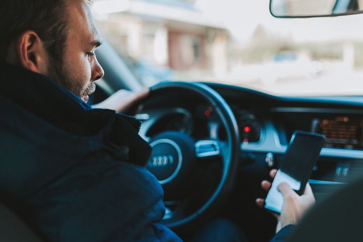DA Direkt: Unterschätzte Gefahr - Ablenkung im Straßenverkehr_Smartphone