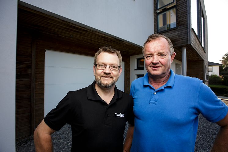 Atle Thu, distriktssjef for Weber i Rogaland, og murmester Alf Heskje fra Murmester Heskje AS foran eneboligen i Bryne.