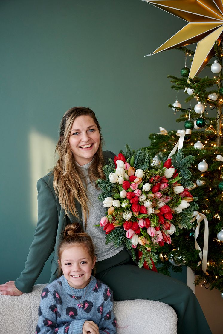 Svenska tulpaner jul med modell och gran