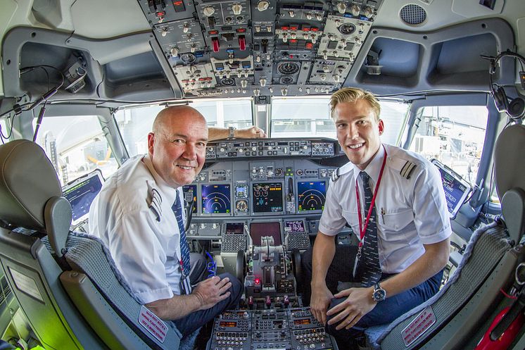 Norwegian 737 pilots in cockpit