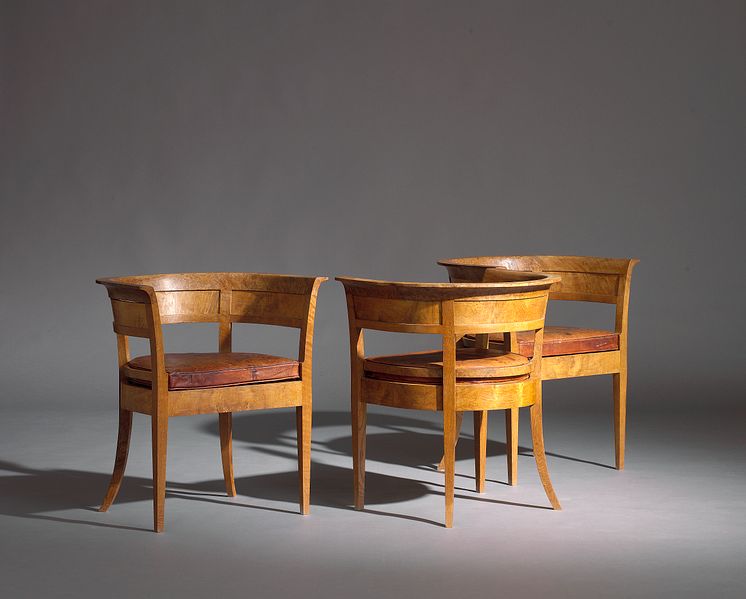 Kaare Klint: An exceptional, early and rare set of three oak burl armchairs. 