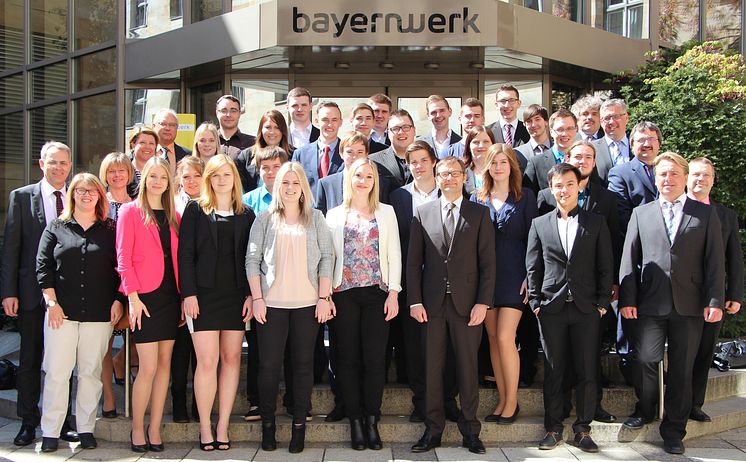 Foto: Die Absolventen aus Bayreuth, Personal- und Ausbildungsteam des Bayernwerks und Vorstandschef Reimund Gotzel (Mitte)