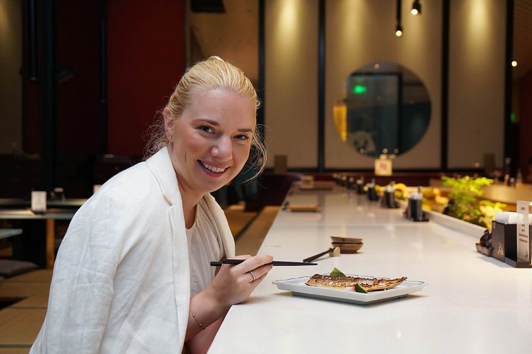 Victoria Braathen nyter norsk makrell på japansk restaurant i Kina