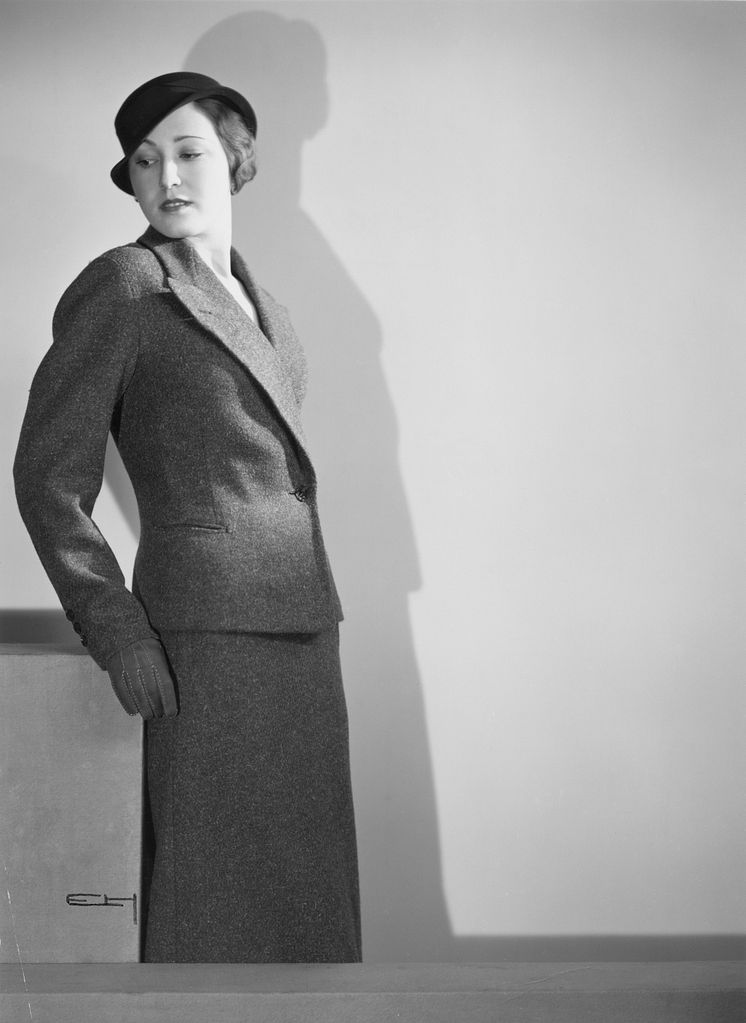 Modell klädd i dräkt, handskar och hatt, Nordiska Kompaniet 1933