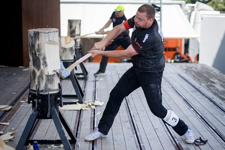 Pontus Skye in action i grenen Standing Block Chop. Foto: STIHL Timbersports.