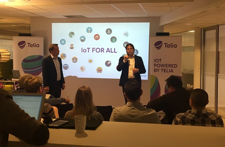 Teknisk direktør i Telia, Jon Christian Hillestad, og CEO i Disruptive Technologies, Erik Fossum Færevaag, under pressemøtet hos Telia Norge der partnerskapet ble kunngjort.