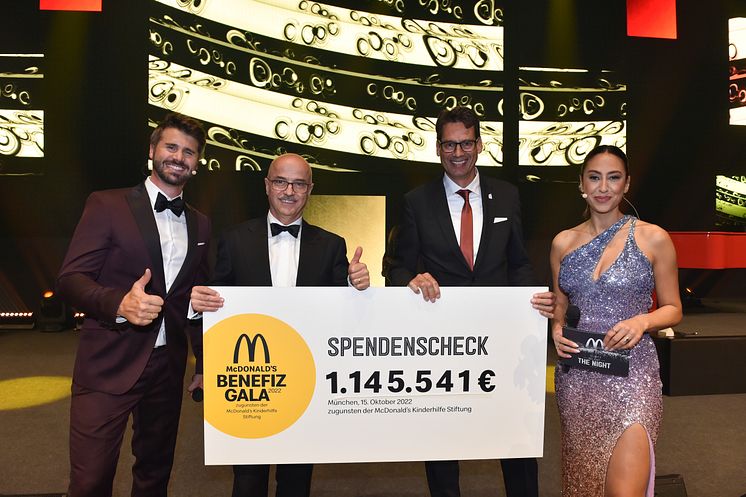 McDonald's_Benefiz_Gala_2022_Spendenscheckübergabe