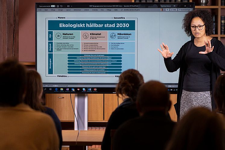 Projektledare Mathilda Edlund presenterar Göteborgs Stads miljö och klimatprogram remissversion Foto Ulrik Fallström pressmeddelande.jpg