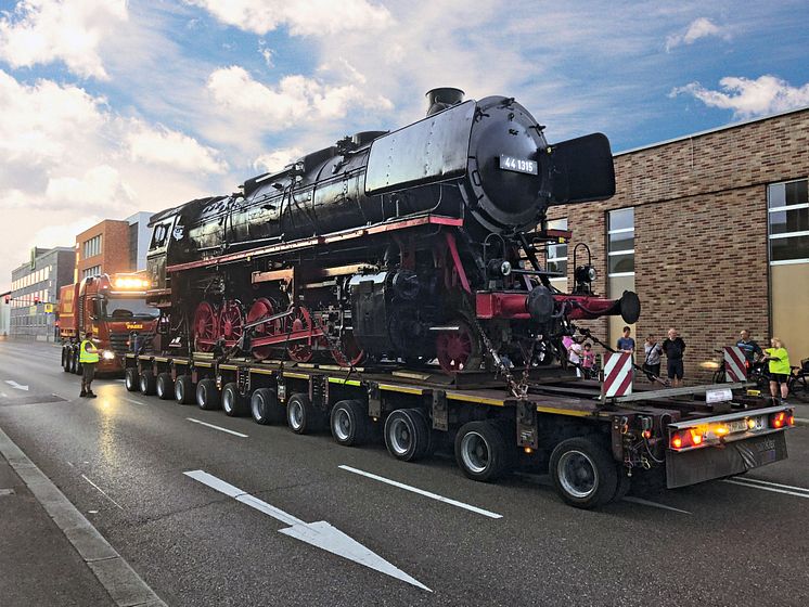 Spectacular transport: steam locomotive on BPW axles