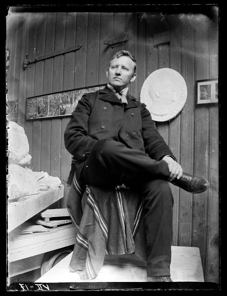 Gustav Vigeland seated in his studio in Hammersborg 1903 / Gustav Vigeland, sittende i sitt studio, Hammersborg 1903.