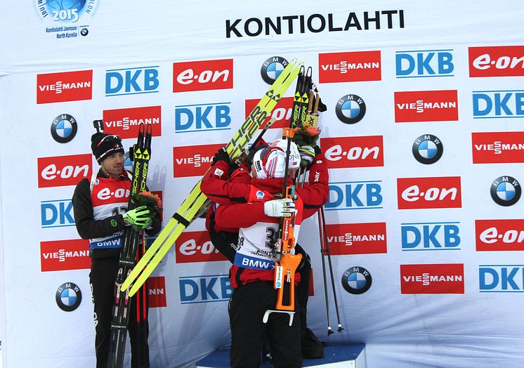 Brødrene Bø gratulerer hverandre etter sprinten, VM Kontiolahti 2015