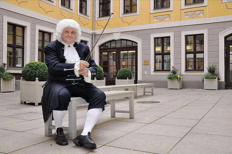 Thomas Zemmrich als Bach im Innenhof des Bachmuseums 