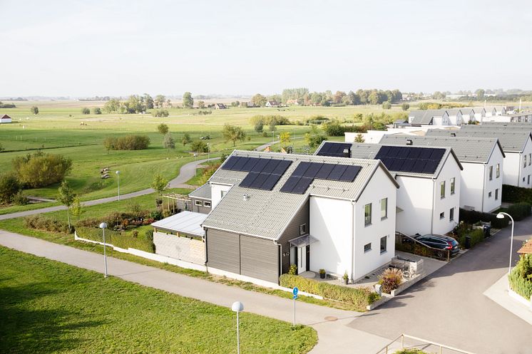 Villa med solceller och moderna energimätare