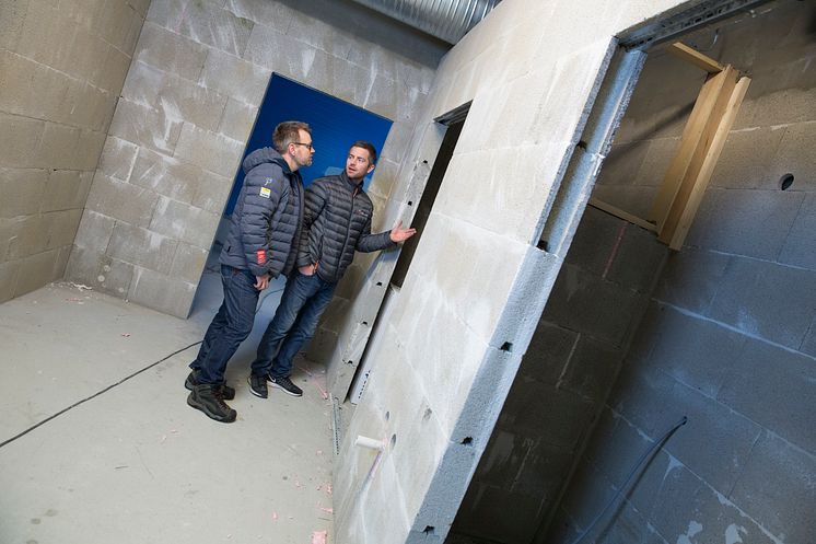 Alle veggene i garderober og gangen i den nye flerbrukshallen på Varhaug utenfor Stavanger er bygget med Leca Lettveggsblokk.