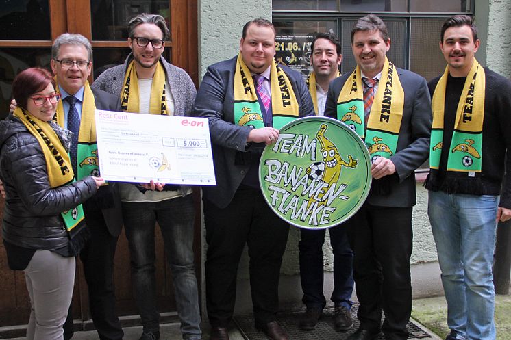 RestCent-Spende für den Regensburger Verein Team Bananenflanke
