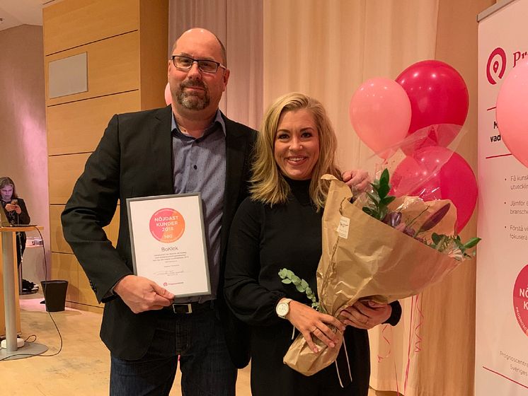 Jerrie Kristiansson och Emelie Ekelund från BoKlok tar emot pris för årets nöjdaste bostadskunder från Prognoscentret. 
