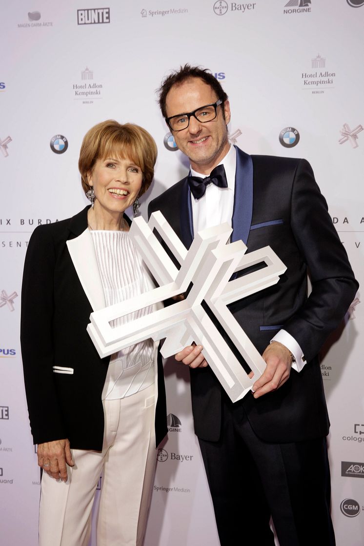 Christa Maar und Moderator Vince Ebert beim Felix Burda Award 2015