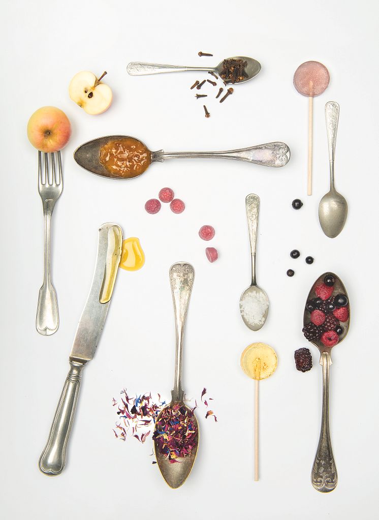 Nordiska smaker präglar sortimentet av lokalproducerade sötsaker, kryddor, oljor, muster och marmelader  i Nordiska museets nya museibutik. Foto: Peter Segemark, Nordiska museet