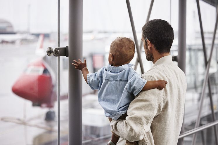 brand-family-kids-airport-travel-with-small-children-aircraft (1)