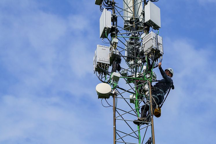 Telenor mast - closeup med tekniker