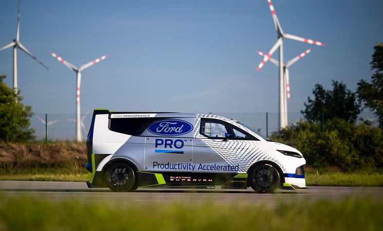Ford Pro Electric SuperVan 2022 (47)