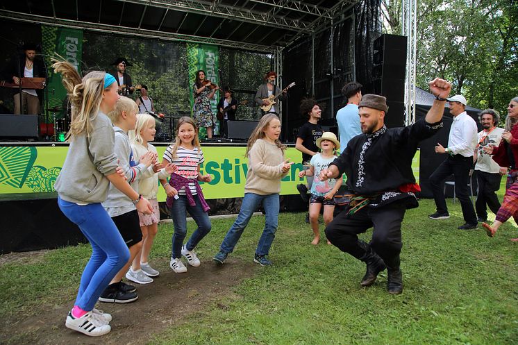 Otava Yo dansa med unge publikummarar på Førdefestivalen! Foto Knut Utler 