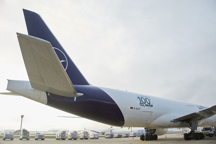 First CO2-neutral freight flight Lufthansa Cargo and DB Schenker start 