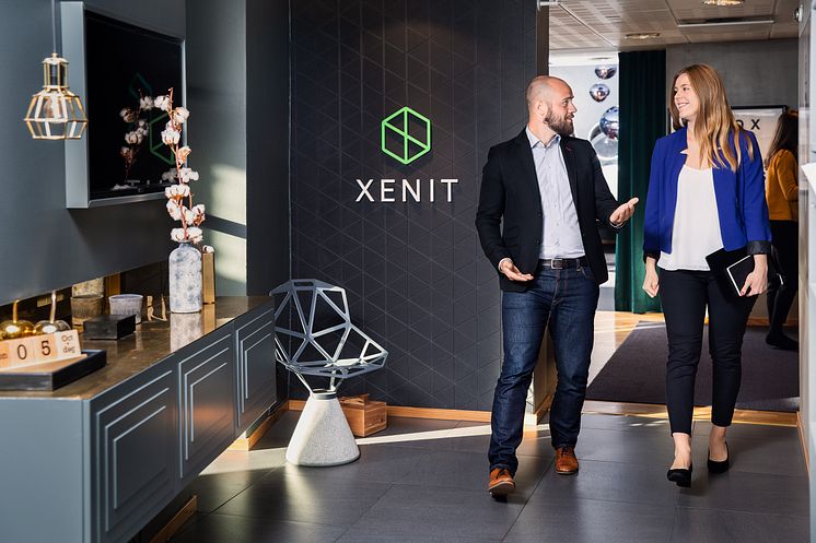 Bild från entrén till Xenits huvudkontor på Kungstorget 7 i Göteborg med medarbetarna Jonas Brammesjö och Stina Perbo.